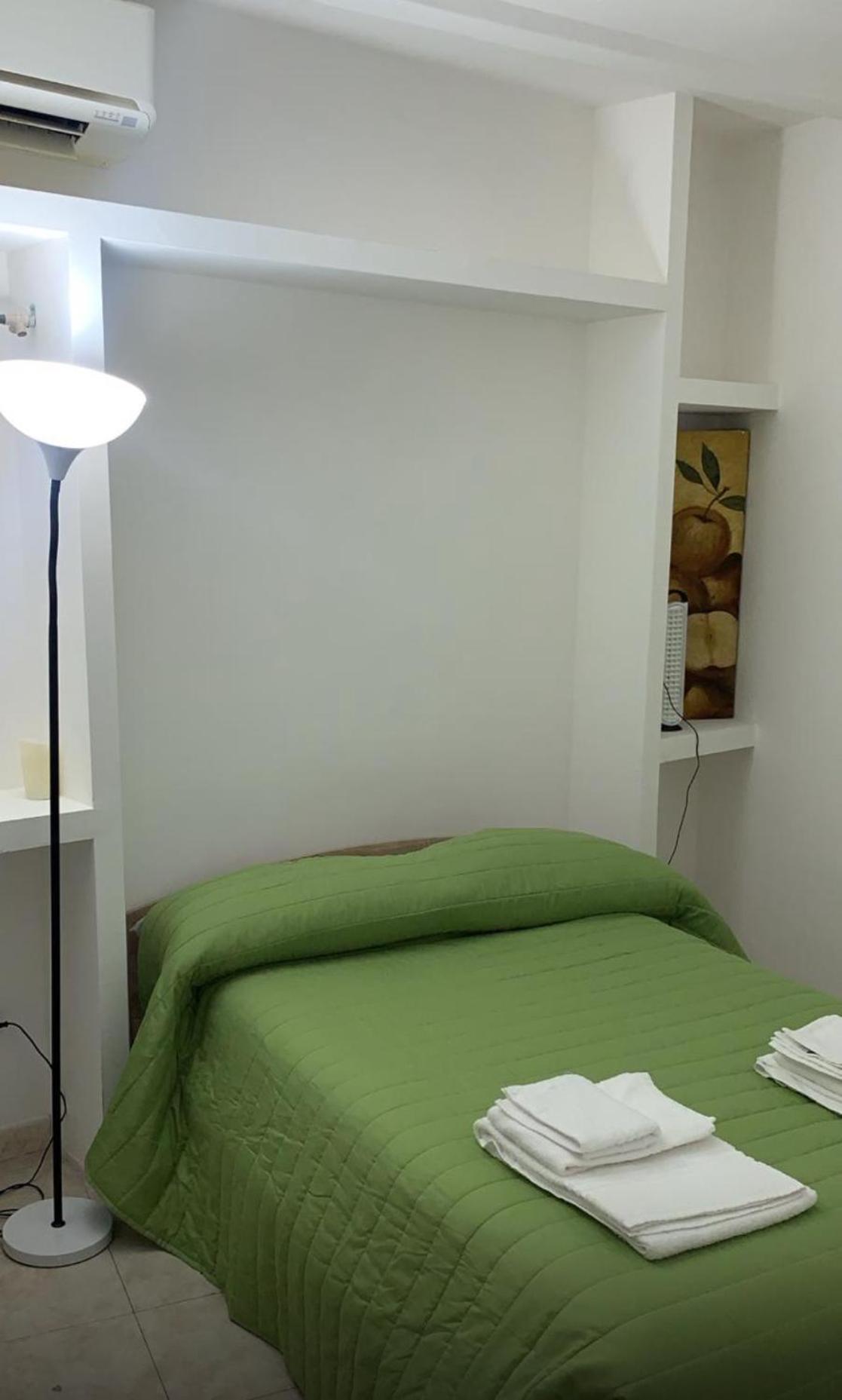 B&B Civitavecchia La Casetta Con Giardino Exteriör bild